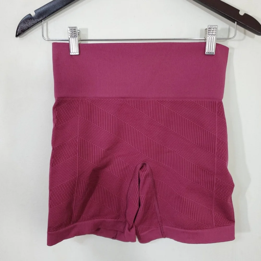 Lululemon Sculpt shorts. Size 6 - Picture 8 of 8